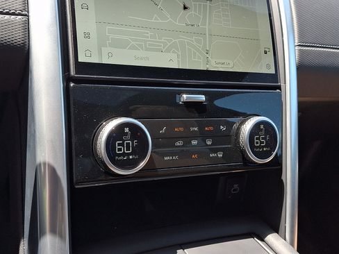 Used 2025 Land Rover Discovery Dynamic SE AWD/4WD image 15