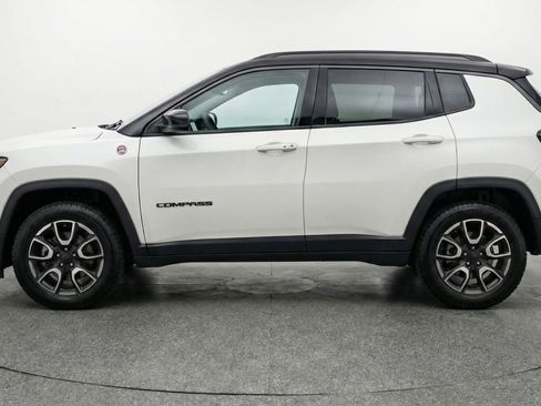 Used 2025 Jeep Compass Trailhawk image 5