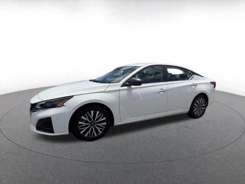 Used 2025 Nissan Altima 2.5 SV FWD image 8