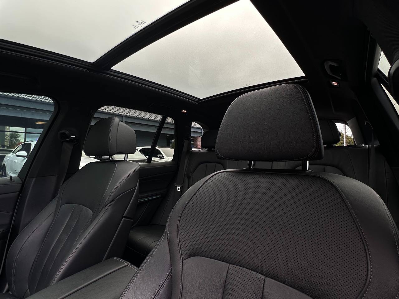 Used 2022 BMW X5 xDrive40i w/ M Sport Package AWD/4WD image 4