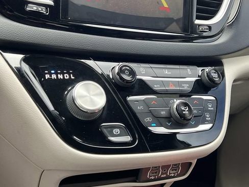 Used 2022 Chrysler Pacifica Touring-L FWD image 24