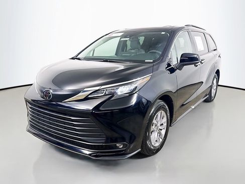 Used 2026 Toyota Sienna XLE AWD/4WD image 3