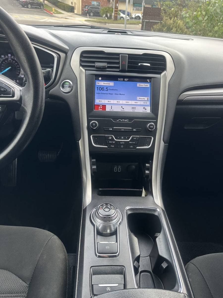 Used 2019 Ford Fusion SE FWD image 13