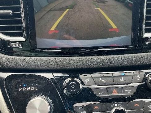 Used 2023 Chrysler Pacifica Touring-L FWD image 8