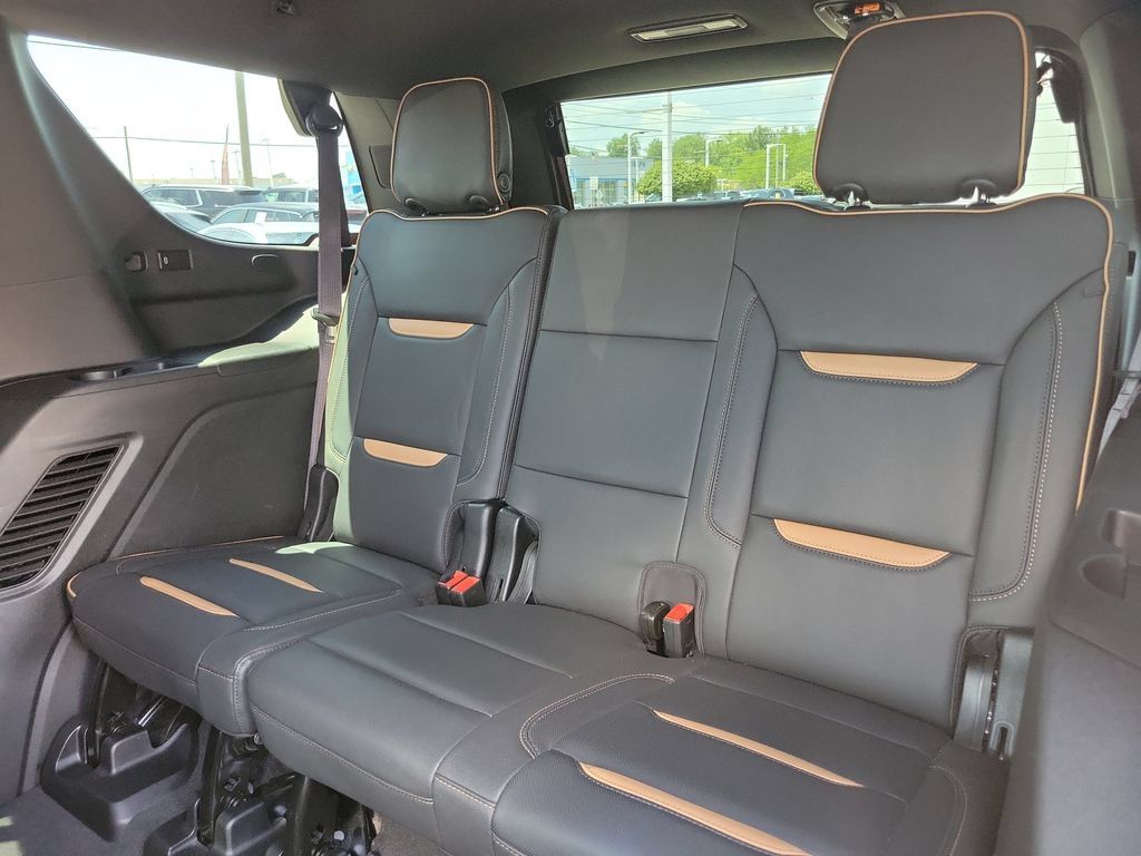 Used 2024 GMC Yukon AT4 w/ AT4 Premium Plus Package AWD/4WD image 14