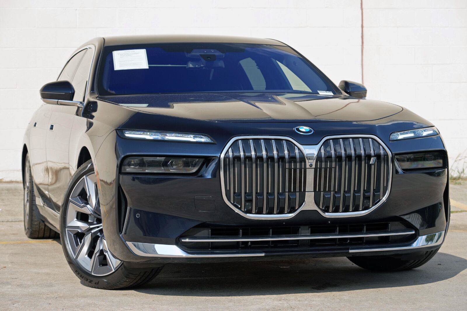 Used 2023 BMW i7 xDrive60 w/ Executive Package 2 AWD/4WD image 3