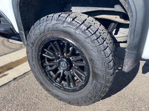 Used 2022 GMC Sierra 2500 AT4 w/ AT4 Preferred Package image 2