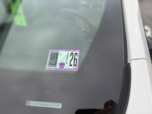 Used 2016 Jeep Grand Cherokee Laredo 75th Anniversary image 29