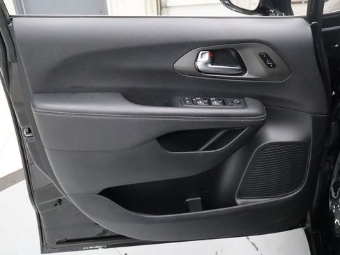 Used 2025 Chrysler Pacifica Select FWD image 11