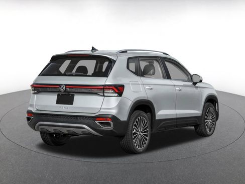 Used 2026 Volkswagen Taos SE AWD/4WD image 2