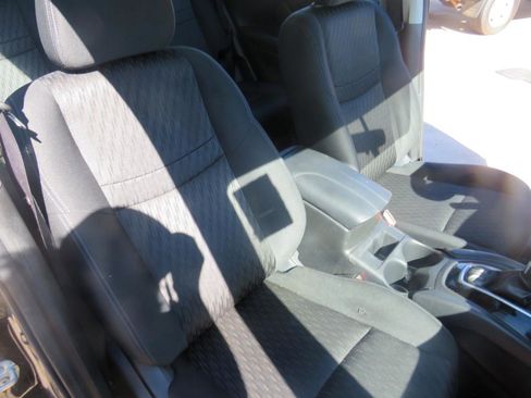 Used 2018 Nissan Rogue S image 28