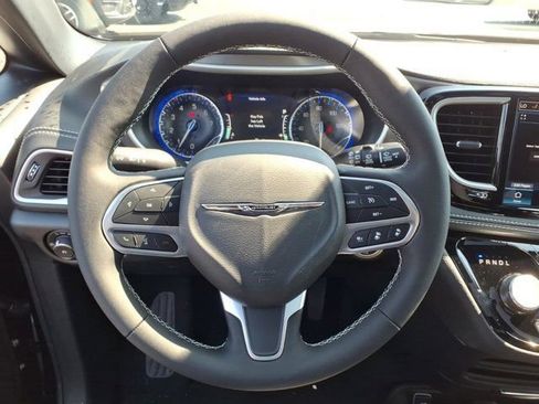 New 2026 Chrysler Pacifica Select image 12