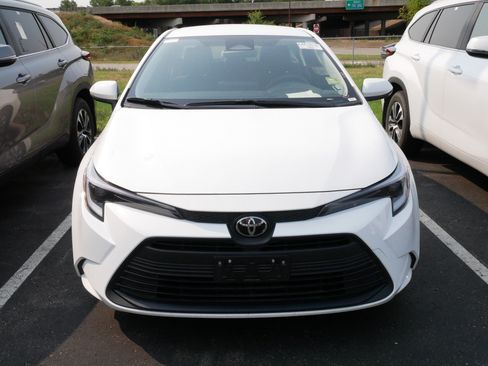 Used 2026 Toyota Corolla LE FWD image 2