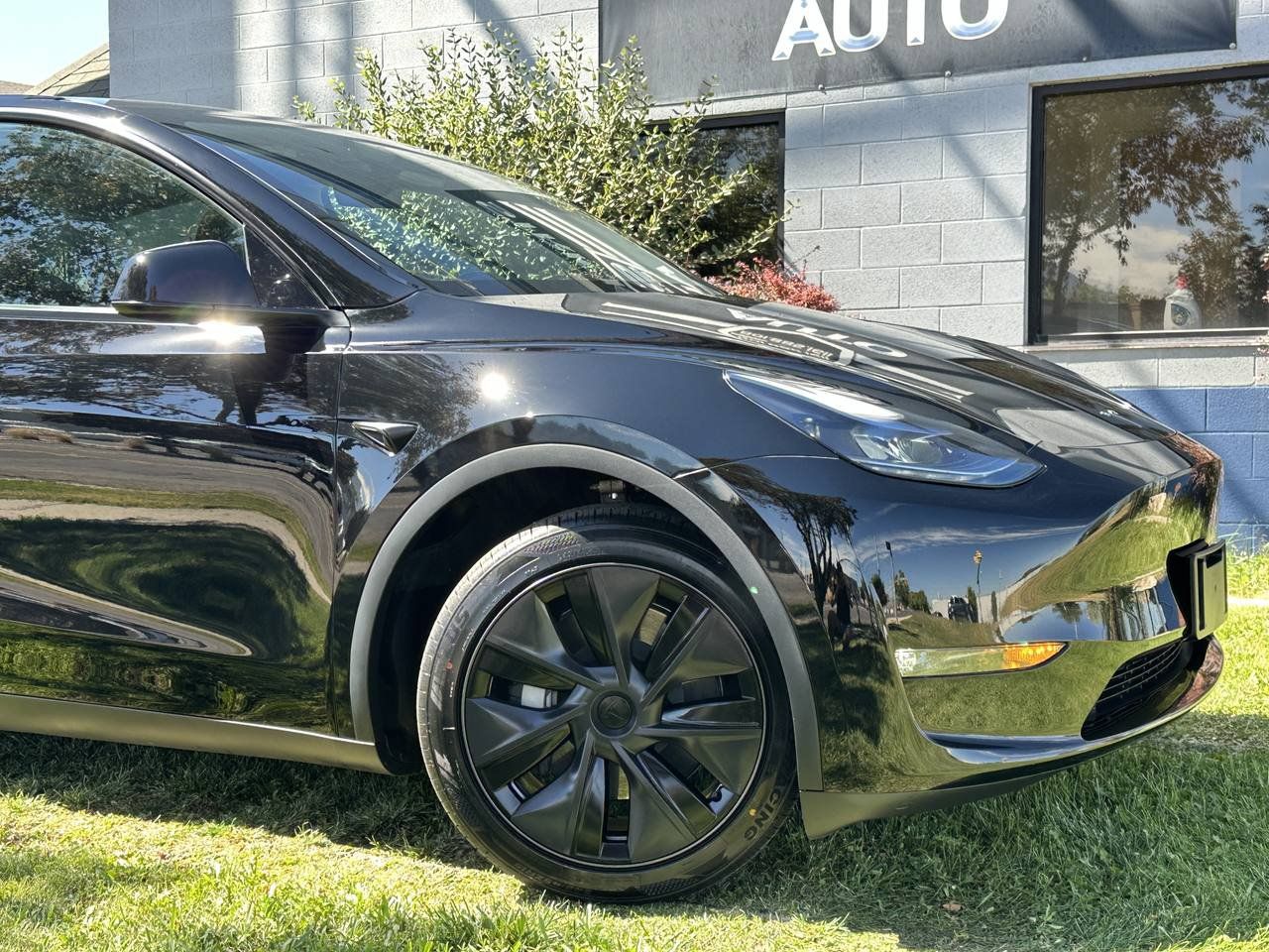 Used 2025 Tesla Model Y Long Range AWD/4WD image 3