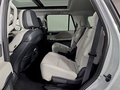 Certified 2025 Lincoln Navigator Reserve AWD/4WD image 11
