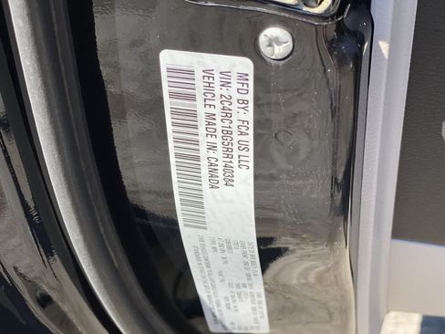 Used 2024 Chrysler Pacifica Touring-L FWD image 29