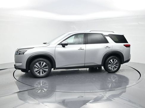 Used 2025 Nissan Pathfinder SL FWD image 3