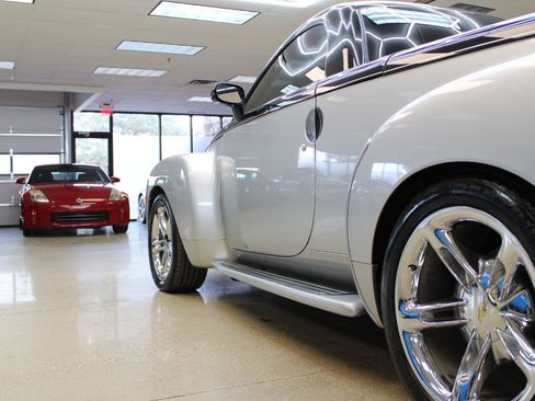 Used 2006 Chevrolet SSR w/ Preferred Equipment Group RWD image 23