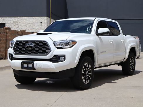 Used 2021 Toyota Tacoma TRD Sport w/ Technology Package AWD/4WD image 2