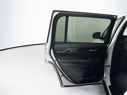 Used 2023 Jeep Grand Cherokee L Laredo image 25