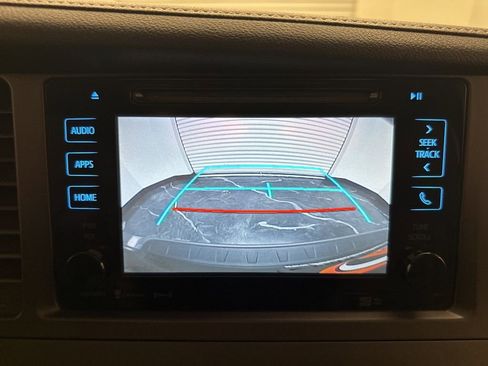 Used 2017 Toyota Sienna SE Premium image 25