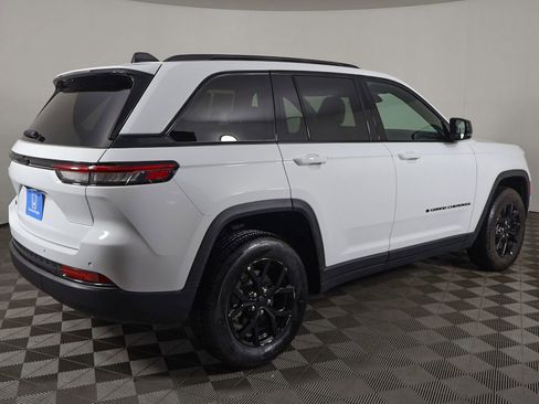 Used 2025 Jeep Grand Cherokee Altitude AWD/4WD image 9