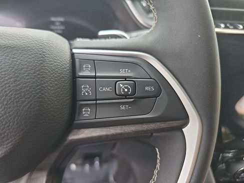 Used 2023 Jeep Grand Cherokee L Limited AWD/4WD image 19