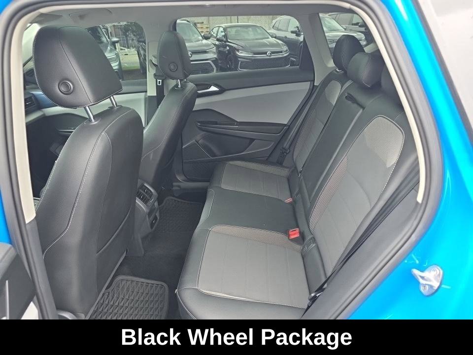 Used 2023 Volkswagen Taos SE w/ Panoramic Sunroof Package FWD image 7