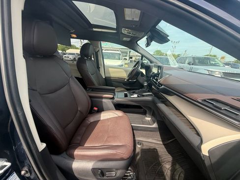 Used 2022 Toyota Sienna Platinum image 23