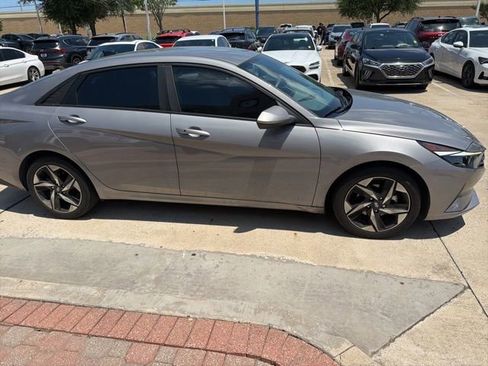 Used 2023 Hyundai Elantra SEL w/ Convenience Package FWD image 5