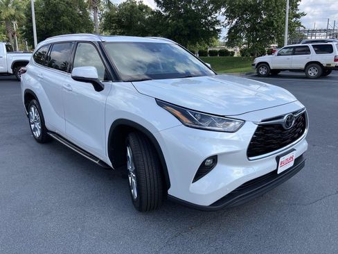Used 2023 Toyota Highlander Limited FWD image 7