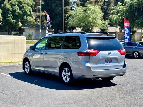 Used 2017 Toyota Sienna LE image 5
