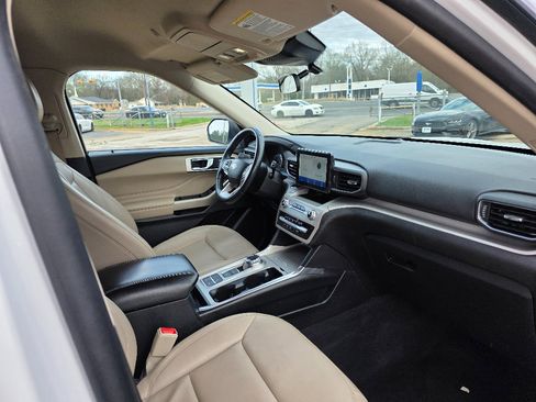 Used 2023 Ford Explorer XLT w/ Equipment Group 202A image 8