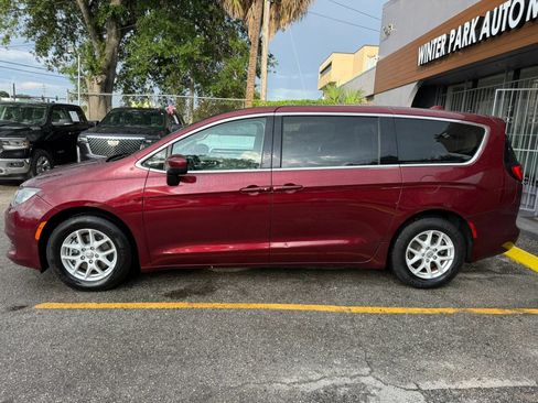 Used 2017 Chrysler Pacifica Touring FWD image 4