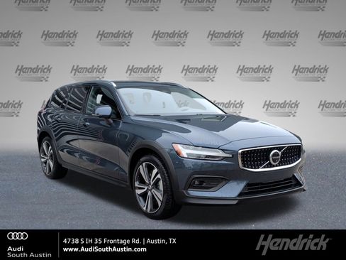 Used 2025 Volvo V60 B5 Cross Country Plus image 1