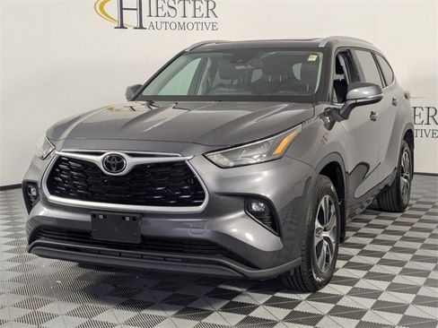Used 2023 Toyota Highlander XLE image 4