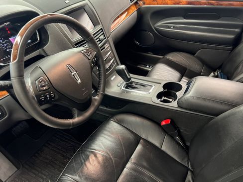 Used 2019 Lincoln MKT AWD image 9