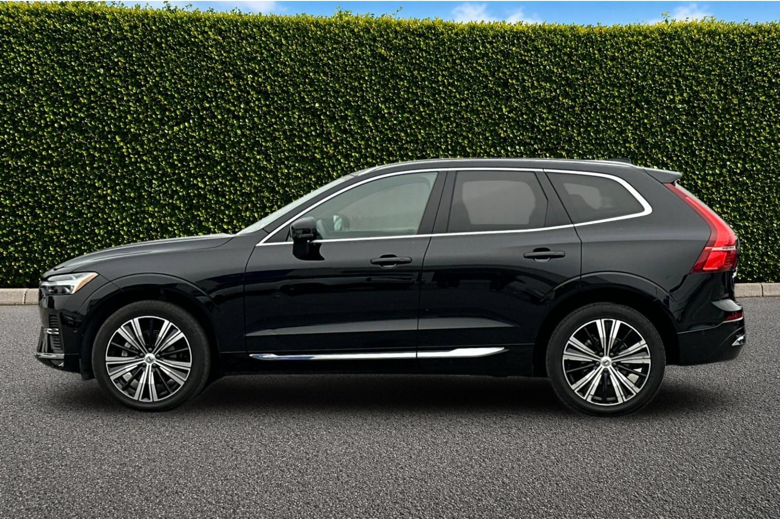 Used 2023 Volvo XC60 B5 Plus AWD/4WD image 7