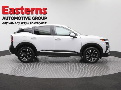 Used 2025 Nissan Kicks SV AWD/4WD image 4