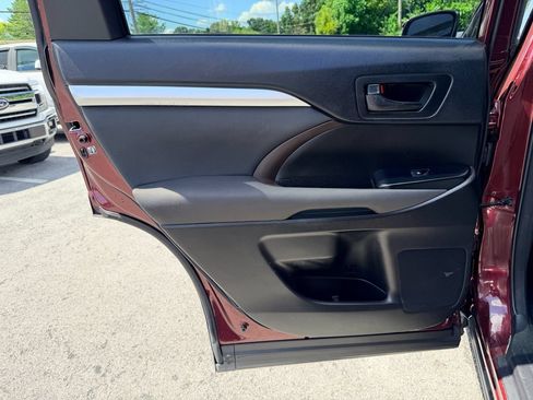 Used 2018 Toyota Highlander LE FWD image 26