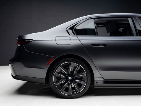 Used 2023 BMW i7 xDrive60 image 34