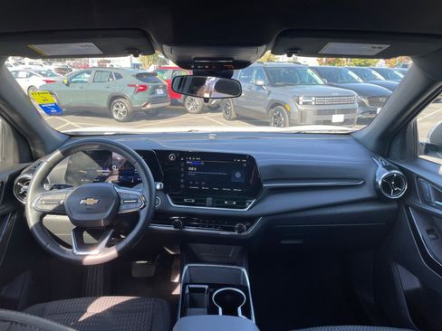 Used 2025 Chevrolet Equinox LT image 32