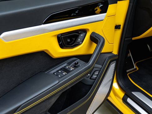Used 2025 Lamborghini Urus SE AWD/4WD image 41