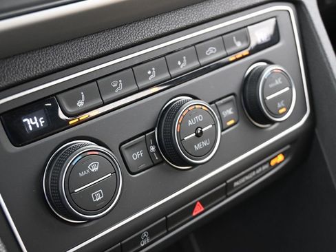 Used 2021 Volkswagen Atlas Cross Sport SE w/ Panoramic Sunroof Package image 27