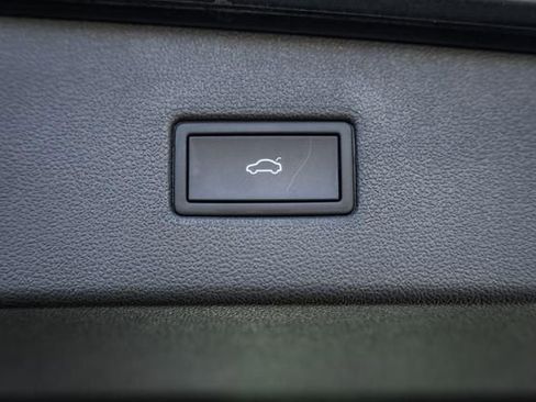 Used 2022 Volkswagen Tiguan SE w/ Panoramic Sunroof Package image 11