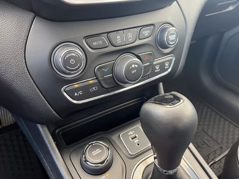 Used 2020 Jeep Cherokee Latitude Plus AWD/4WD image 20