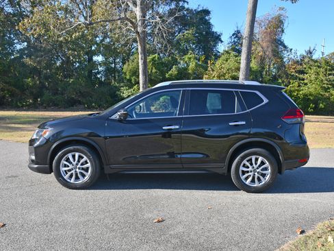 Used 2018 Nissan Rogue SV w/ Premium Package image 2