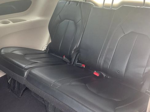 Used 2020 Chrysler Pacifica Touring-L FWD image 34