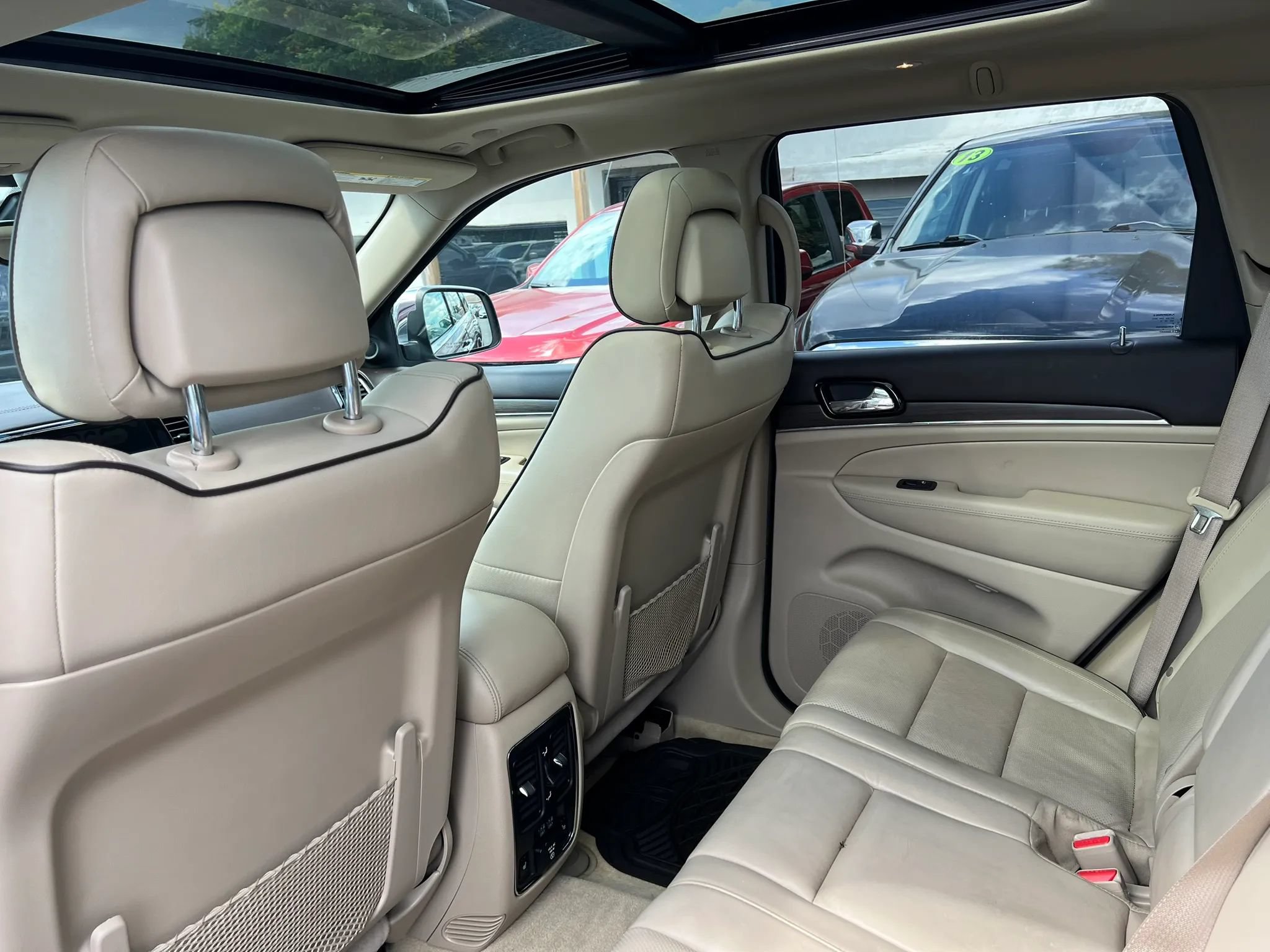 Used 2019 Jeep Grand Cherokee Overland RWD image 10