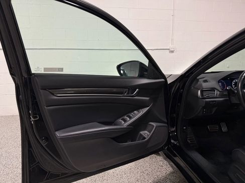 Used 2018 Honda Accord Sport image 10